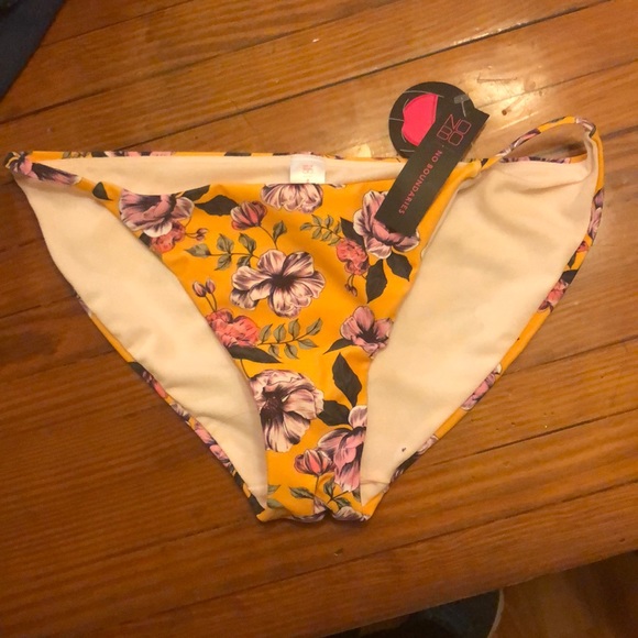 Bikini - Picture 2 of 2